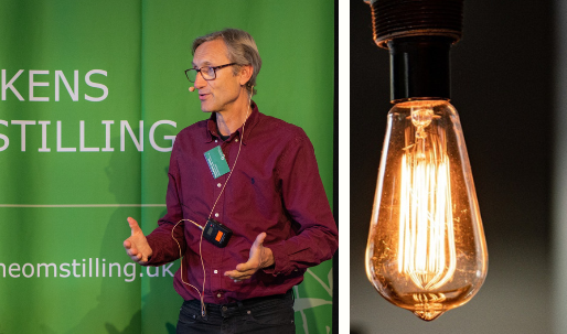 Varme-, energi- og klimakonsulent Poul Klenz Larsen foran et grønt banner fra Folkekirkens Grønne Omstilling. 